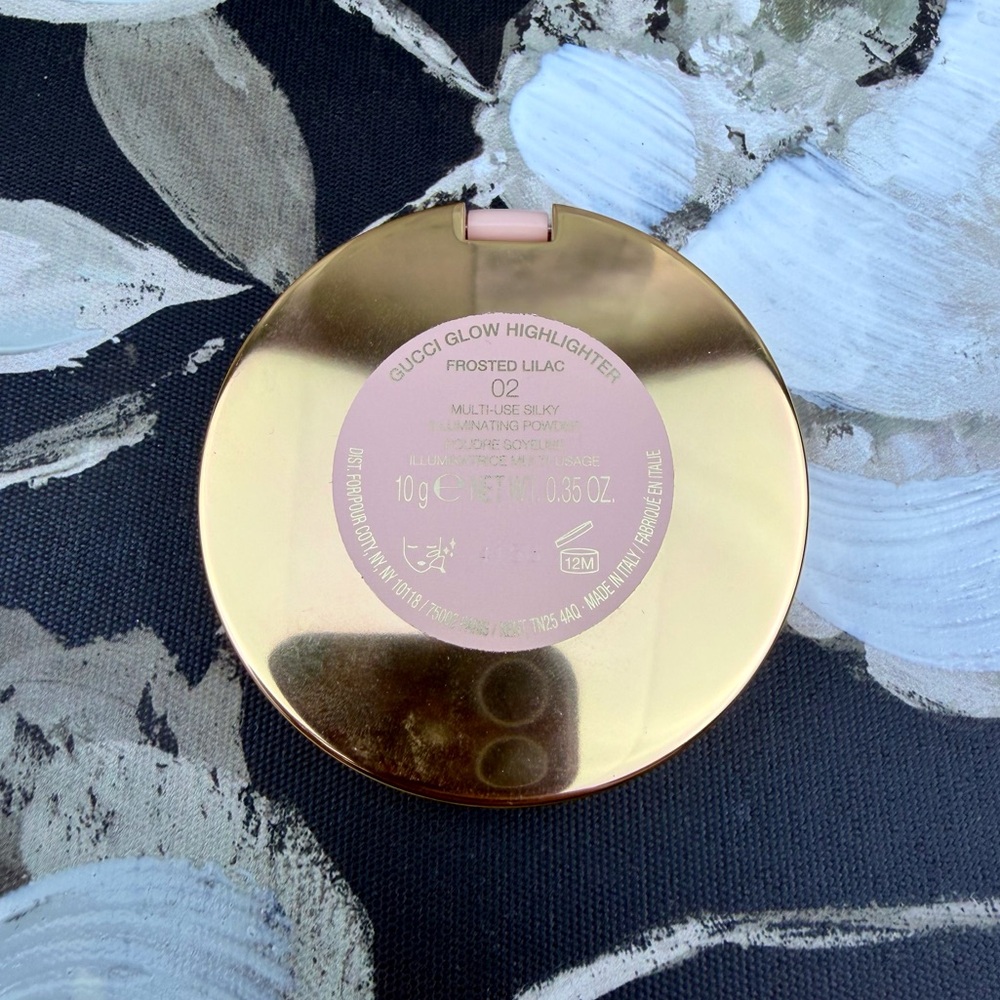 Gucci Glow Highlighter Pressed Powder in Frosted Lilac. - Picture 3 of 12